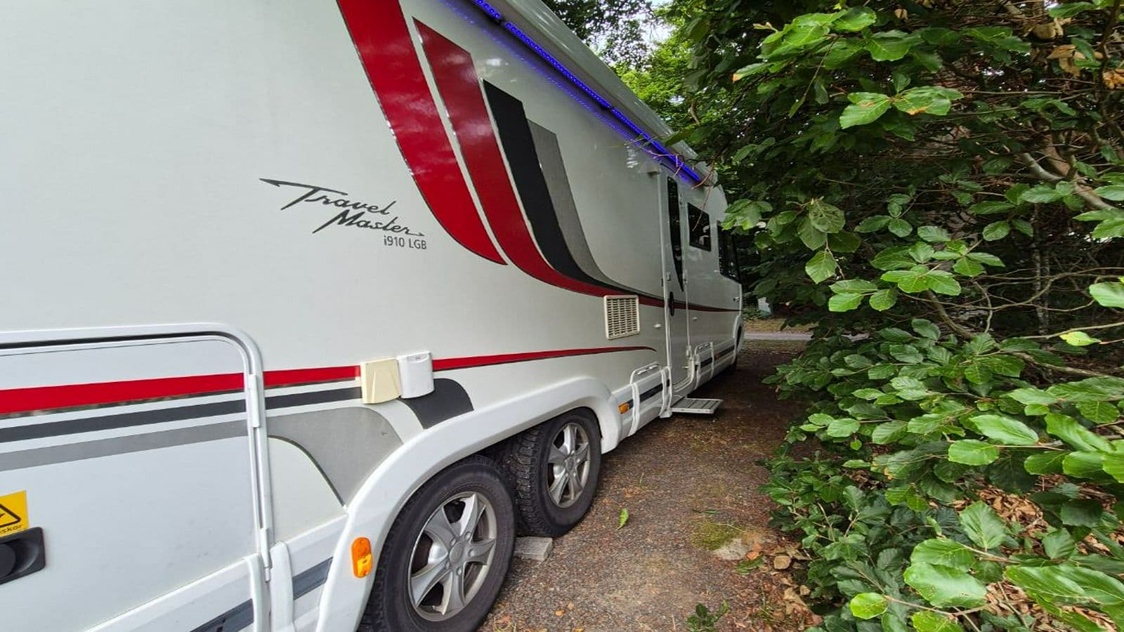 Uppfart bakom en sommarstuga - Image 4