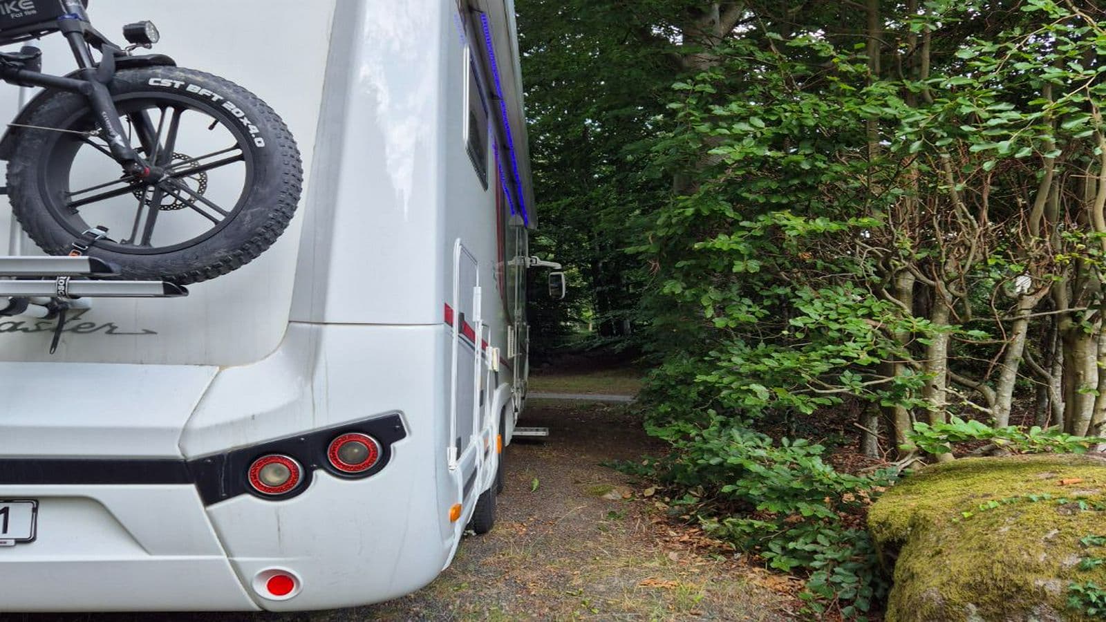 Uppfart bakom en sommarstuga - Image 2